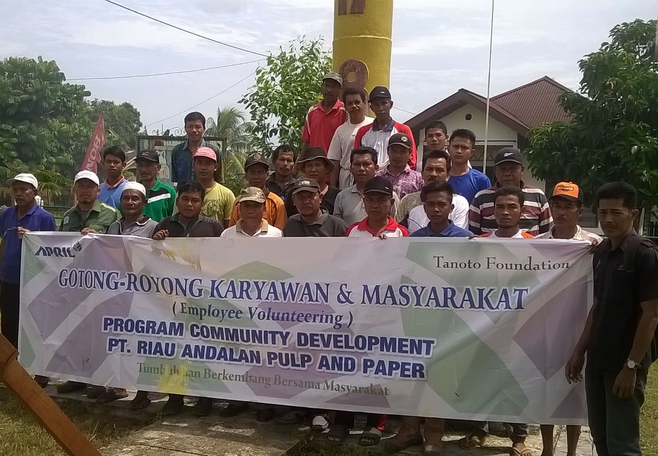 Puluhan karyawan RAPP dan masyarakat gotong di Kelurahan Muara Lembu, Logas, Kabupaten Kuantan Singingi, Sabtu (28/5/2016) lalu. 